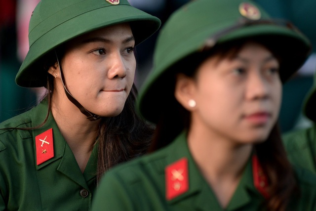 Nữ công dân Trần Thị Giao Linh (24 tuổi, ngụ Bình Tân) trong ngày lễ giao nhận quân.