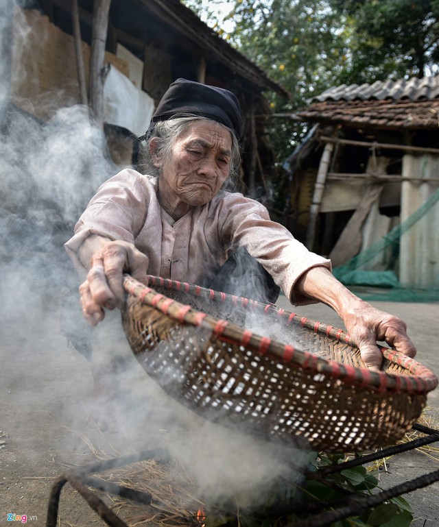 Trong thời kỳ kh&aacute;ng chiến chống Mỹ, th&ocirc;n Thống Nhất c&oacute; rất nhiều người l&agrave;m đất hun kh&oacute;i để b&aacute;n. Ở chợ huyện Lập Thạch c&ograve;n c&oacute; cả khu b&aacute;n đất ri&ecirc;ng với gi&aacute; rất rẻ. Nhưng sau n&agrave;y, số lượng người ăn v&agrave; người b&aacute;n c&agrave;ng ng&agrave;y c&agrave;ng giảm.