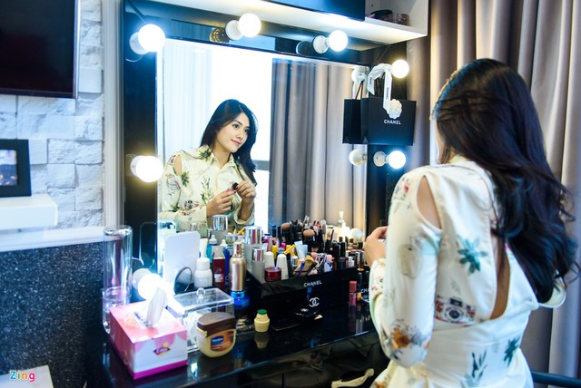 Một g&oacute;c ph&ograve;ng ngủ l&agrave; b&agrave;n trang điểm, nơi c&ocirc; sử dụng v&agrave;o mỗi s&aacute;ng trước khi ra khỏi nh&agrave; v&agrave; mỗi tối trước khi đi ngủ.
