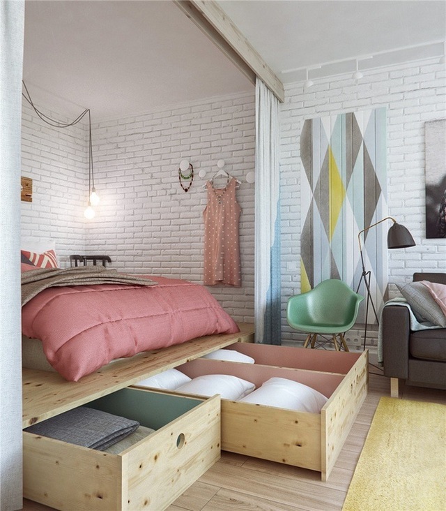 Để tạo không gian, bạn có thể sử dụng những chiếc giường nâng và tận dụng không gian mới được tạo cho một tủ quần áo. Bạn thậm chí có thể dùng những tấm rèm màu sắc để che đi chúng nếu muốn.