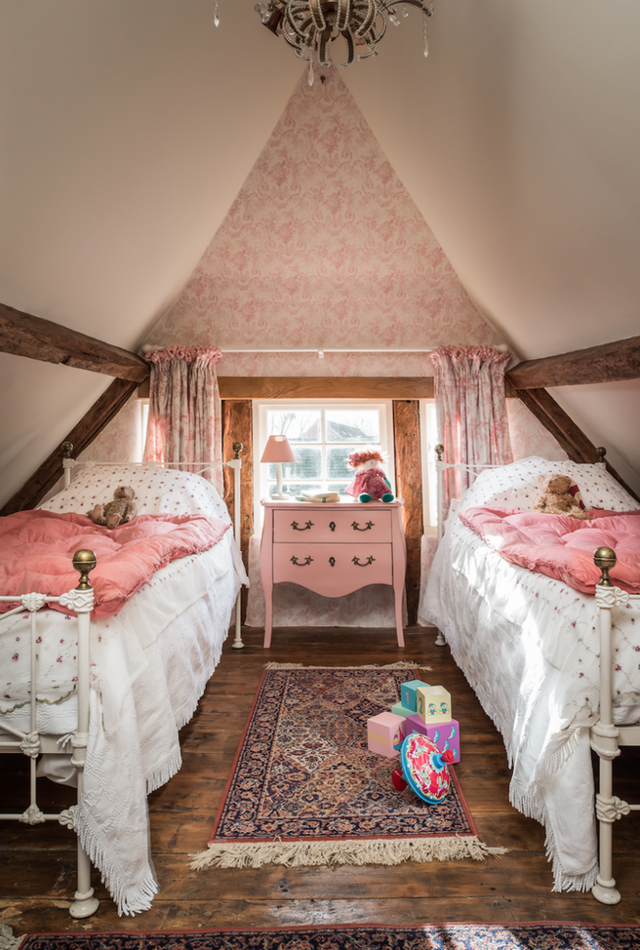 Phòng ngủ đôi cho hai bé gái với hai chiếc giường đơn xinh xắn trên tầng gác mái.