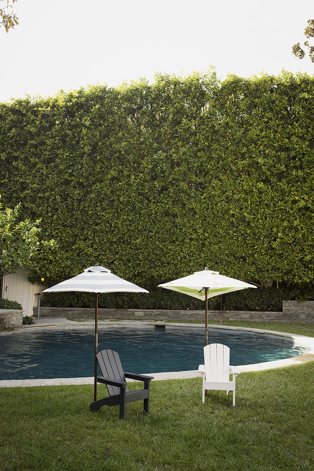 Nếu khu vực sân vườn của bạn không có nhiều bóng râm, hãy đóng thêm một hoặc hai chiếc ô che. Đặc biệt khi kết hợp với ghế ngồi và đặt gần bể bơi thì sẽ càng tạo cảm giác như bạn đang nghỉ dưỡng ở khu resort.