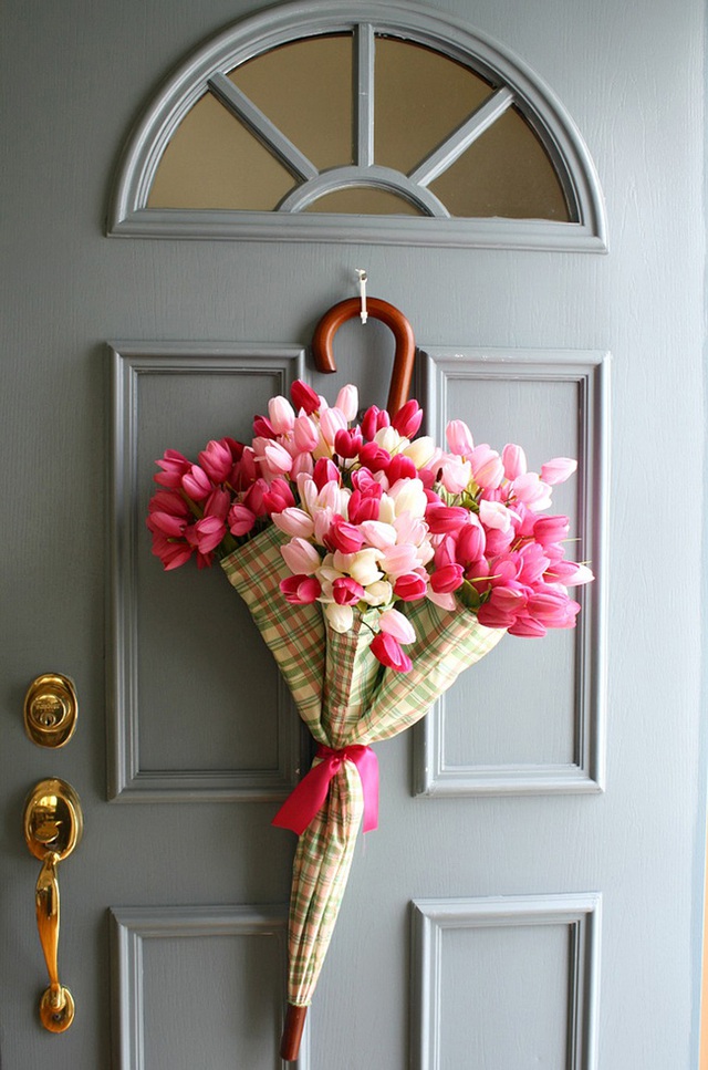 Phá cách một chút với việc dùng chiếc ô để treo bó hoa lên cửa thay cho chiếc giỏ cũng sẽ là ý tưởng vô cùng thú vị.