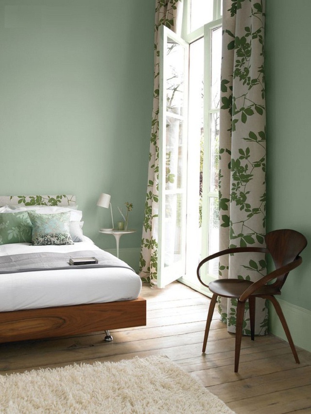Những căn phòng ngủ với màu xanh lá nhạt rất phù hợp với không khí ngày hè.