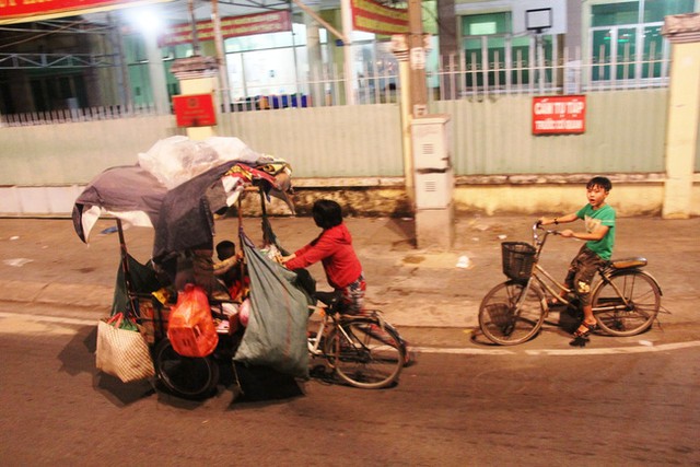 D&ugrave; trời mưa hay trời nắng, h&igrave;nh ảnh 3 mẹ con lom khom đi nhặt r&aacute;c đ&atilde; trở n&ecirc;n quen thuộc với người d&acirc;n khu vực n&agrave;y