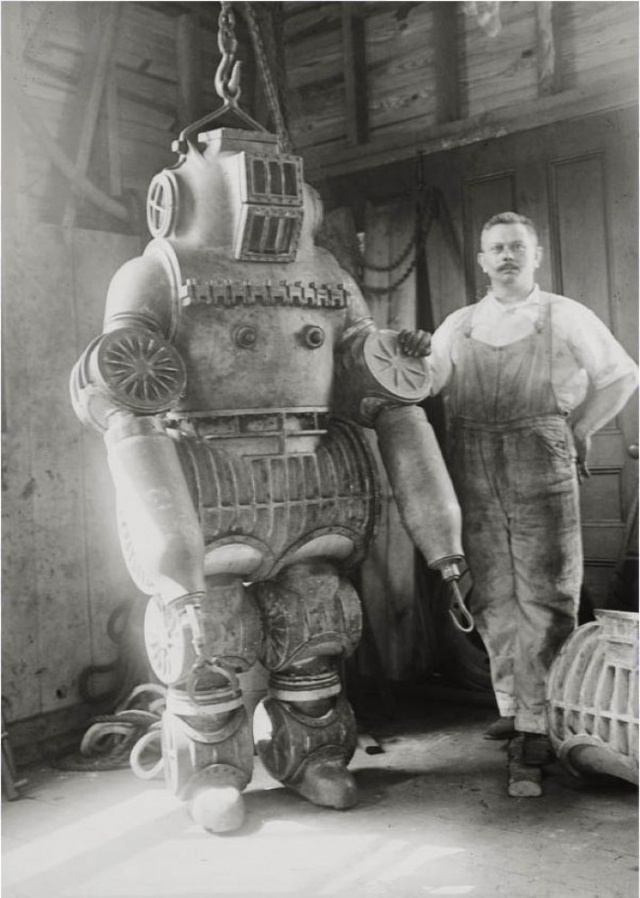 
Chester Macduffee b&ecirc;n cạnh bộ đồ lặn đầu ti&ecirc;n tr&ecirc;n thế giới ra đời năm 1911.
