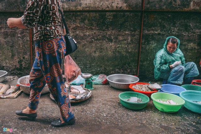 “Ngày mưa to quá tôi mới dám nghỉ, còn khi mưa nhỏ thì mặc áo mưa chiến đấu”.