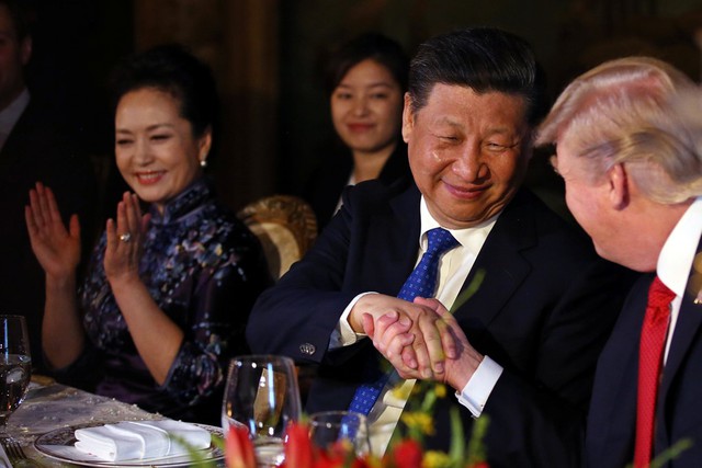 
Ông Tập và ông Trump bắt tay trên bàn ăn tối ở Florida. Trước chuyến thăm, truyền thông dẫn lời một số quan chức Trung Quốc cho biết họ lo ngại về những tình huống khó xử nếu ông Trump thoát ly kịch bản đã lên từ trước cho cuộc gặp.

