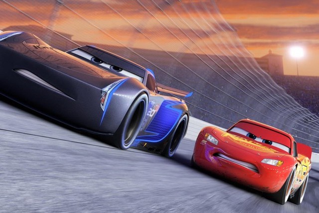Cars 3 - 16/6: Tuy có chất lượng nội dung không quá cao, nhưng Cars lại là thương hiệu hoạt hình “hái ra tiền” của Disney và Pixar. Năm nay, họ tung ra phần ba, tiếp tục xoay quanh nhân vật Lightning McQueen (Owen Wilson) được khán giả nhí mến mộ. Phim mở đầu khi McQueen gặp tai nạn nghiêm trọng trên đường đua và đứng trước nguy cơ phải giải nghệ sớm. Ảnh: Disney.