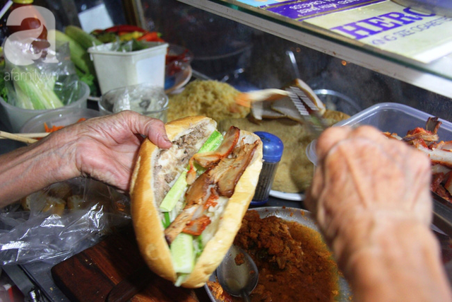 Chỉ với 10.000 đồng nhưng ổ b&aacute;nh m&igrave; của b&agrave; Xu&acirc;n rất ngon.