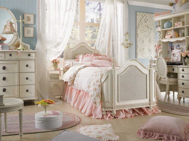 Một thiết kế giường ngủ màu hồng phấn nhạt kết hợp với chất liệu voan trắng từ rèm ngủ tạo sự lãng mạn và bay bổng cho các cô gái.