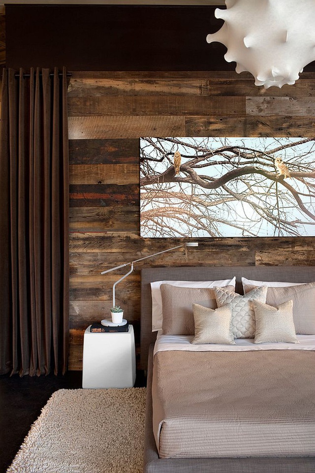 Những người yêu thích kiểu thiết kế mộc mạc sẽ thích chút sắc màu của gỗ tái chế trong một phòng ngủ hiện đại.