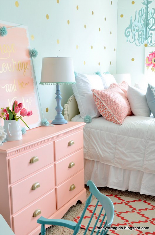 Một chiếc tủ màu hồng phấn, chiếc gối và tác phẩm nghệ thuật cùng màu vô cùng lý tưởng cho phòng ngủ này.