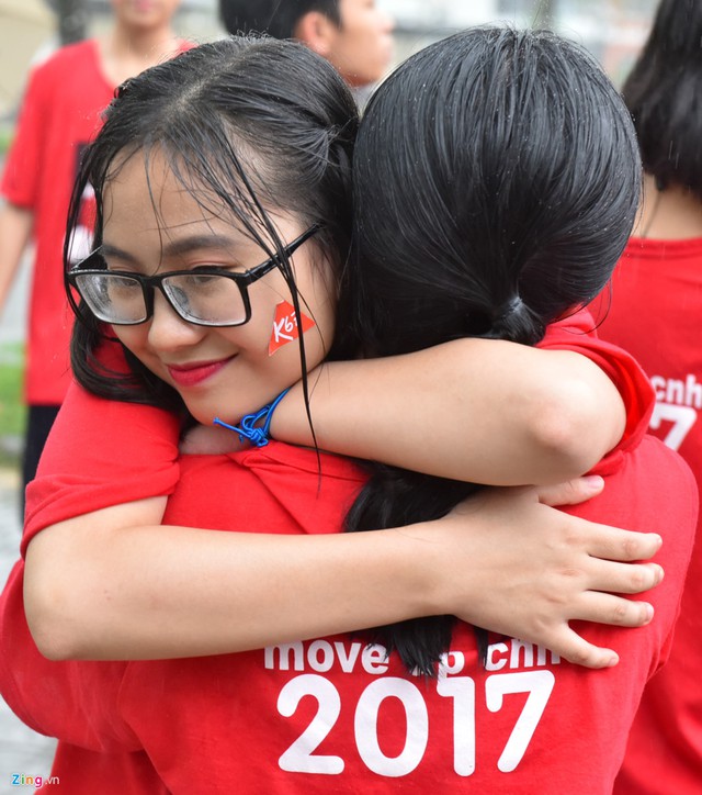 Sau đ&oacute;, Tự Long đưa ra những lời khuy&ecirc;n thấm th&iacute;a về lưu giữ kỷ niệm.Anh k&ecirc;u gọi c&aacute;c bạn trẻ h&atilde;y &ocirc;m nhau, h&ocirc;n v&agrave;o m&aacute; nhau bởi chỉ ng&agrave;y mai th&ocirc;i, c&oacute; người đ&atilde; ở một phương trời kh&aacute;c.