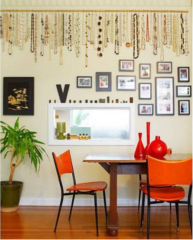 8. Chỉ cần chi tiết nhỏ là những chiếc ghế màu da cam là đã làm không gian phòng ăn nhà bạn thay đổi không khí rồi.