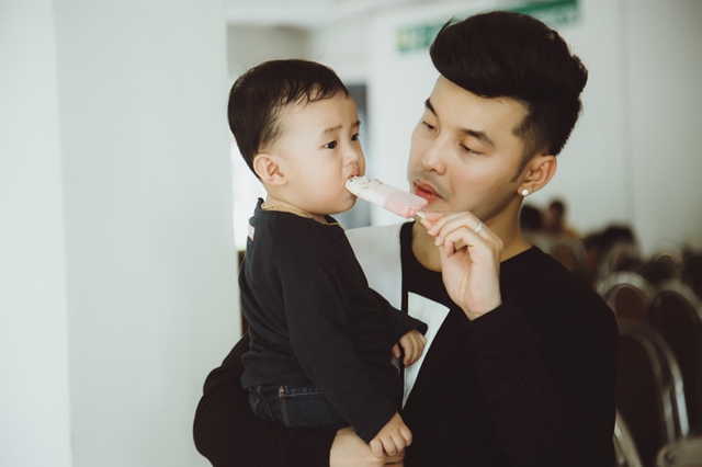
Ca sĩ tự nhận m&igrave;nh l&agrave; một &ocirc;ng bố bỉm sữa đ&uacute;ng nghĩa. Anh c&oacute; thể tự tay pha sữa, thay t&atilde;, tắm cho con...
