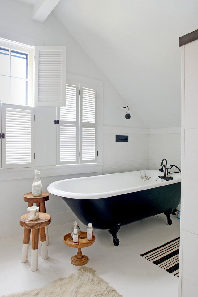 8. Vì diện tích không mấy dư giả mà phong cách tối giản luôn được vận dụng vào thiết kế nhà tắm gác mái.