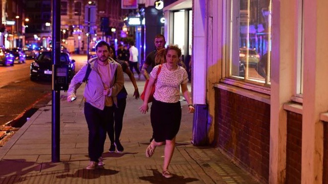 Nh&acirc;n chứng hoảng hốt bỏ chạy sau khi xảy ra vụ tấn c&ocirc;ng tr&ecirc;n cầu London tối 3/6. (Ảnh: EPA)
