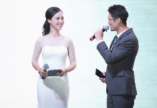
Người đẹp đối đáp, tung hứng ăn ý với đàn anh Johnny Trí Nguyễn trên sân khấu.
