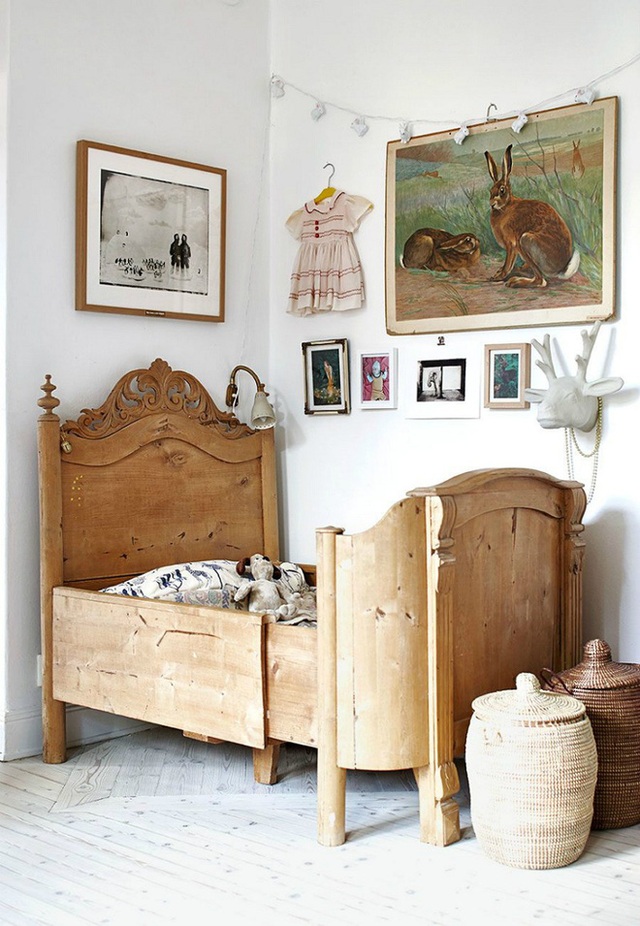 8. Đây là một thiết kế giường gỗ cổ tuyệt vời. Đó là điểm nhấn của căn phòng để tạo nên sự cổ điển và lạ mắt.