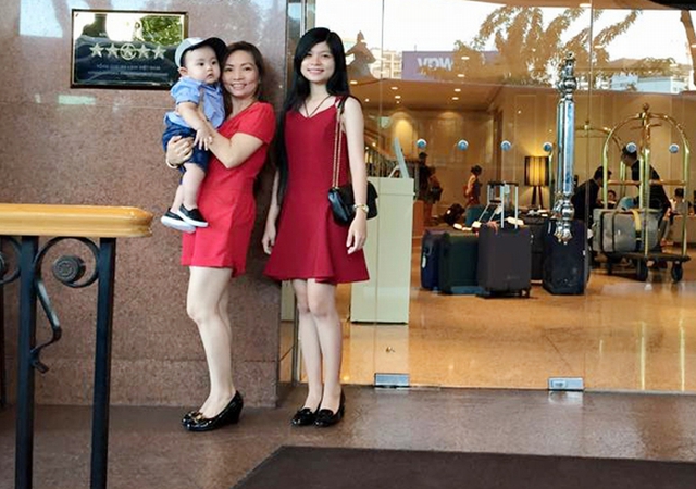 
Bức ảnh mẹ Phan Hiển chụp cùng cô con gái út, nhưng nhìn thế này công chúng lại lầm tưởng Phan Hiển có một người chị gái nữa cũng nên.
