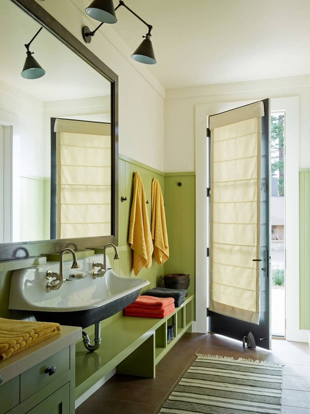 Kệ nhà tắm được thiết kế chất liệu gỗ rồi phun sơn xanh lá mạ lên cho bắt mắt.