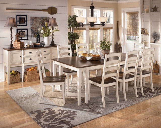 6. Phòng ăn mộc mạc này có cái nhìn trong trẻo và đơn giản. Tấm thảm màu kem là sự lựa chọn hoàn hảo vì nằm giữa hai đầu quang phổ được thể hiện bởi ghế trắng và mặt bàn bằng gỗ.