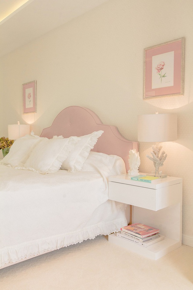 Gam màu hồng pastel cùng chất liệu ren làm tôn lên nét nữ tính, nhẹ nhàng của không gian phòng ngủ.