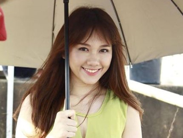 
Hari Won hồi mới gua nhập Vbiz ấn tượng với chiếc mũi đặc biệt, sống mũi th&igrave; thấp tẹt trong khi phần đầu lại to tr&ograve;n.
