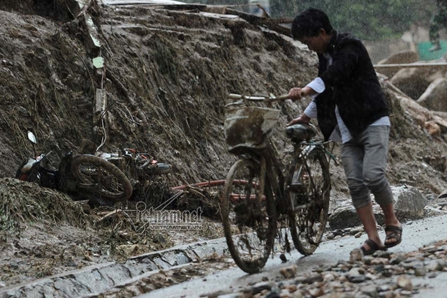 
Không chỉ xe máy, một số xe đạp cũng được khai quật từ đống bùn 
