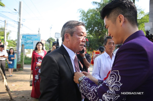 
Chiếc xe mui trần được trang trí vòng hoa hình trái tim có tone màu tím, màu chủ đạo của đám cưới.
