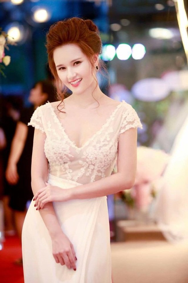 
Huyền Ch&acirc;u sở hữu gương mặt khả &aacute;i v&agrave; th&acirc;n h&igrave;nh thon gọn, duy&ecirc;n d&aacute;ng. C&ocirc; theo đuổi con đường l&agrave;m MC từ năm 2006 khi xuất hiện trong vai tr&ograve; người dẫn chương tr&igrave;nh trong series 7 ng&agrave;y c&ocirc;ng nghệ.
