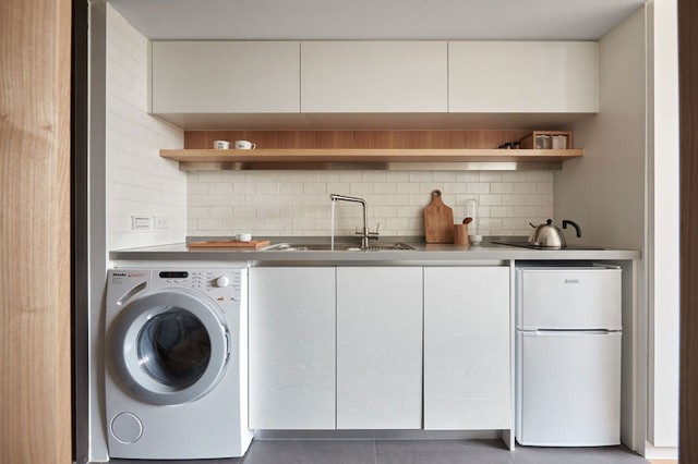 Để tiết kiệm tối đa diện tích nhà bếp, các kiến trúc sư đã khéo léo gắn máy giặt và tủ lạnh vào bên dưới kệ bếp.