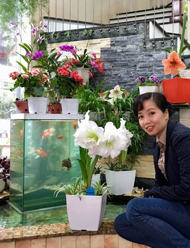 Mẹ của Bích Phương - cô Nguyễn Thị Hương chính là bàn tay khéo léo chăm sóc và vun trồng từng bông hoa trong không gian sống của gia đình.