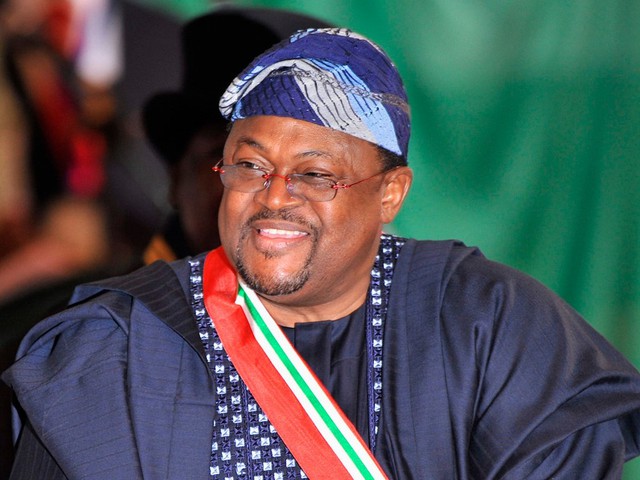 3. Mike Adenuga (tài sản: 6,1 tỷ USD): Tỷ phú người Nigeria này là chủ tịch của tập đoàn viễn thông Globacom, đơn vị hiện sở hữu 36 triệu thuê bao. Ông cũng là cổ đông lớn nhất của công ty dầu khí Conoil. Thời trẻ từng du học thạc sĩ tại Mỹ và phải lái taxi để kiếm thêm thu nhập trang trải các chi phí.