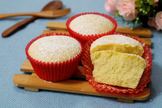 Bánh cupcake mềm xốp thơm lừng đảm bảo gia đình bạn sẽ thích mê món bánh này, nhâm nhi cùng tách trà nóng thật tuyệt vời làm sao.