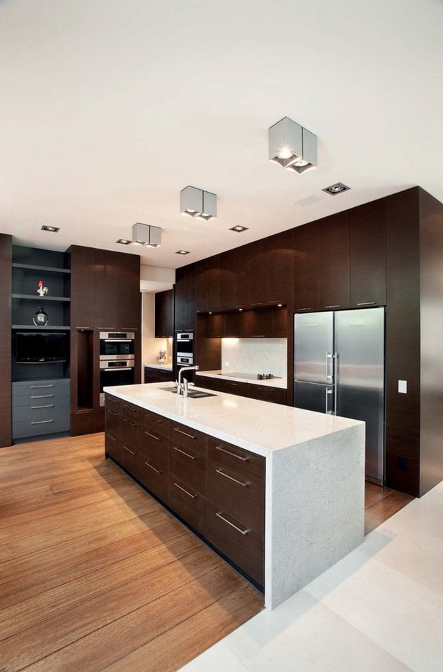 Lựa chọn thêm chất liệu gỗ sáng màu lát sàn giúp căn bếp tránh được nét cổ điển, đơn điệu.