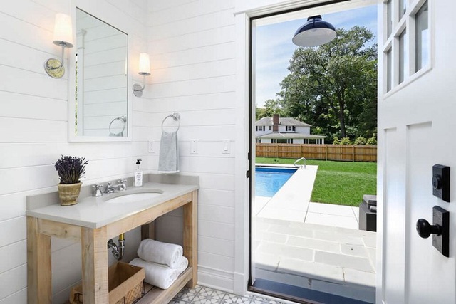 Với một không gian phòng tắm nhỏ thì việc sử dụng thiết kế tường trắng sọc đen này là vô cùng phù hợp để ăn gian diện tích.