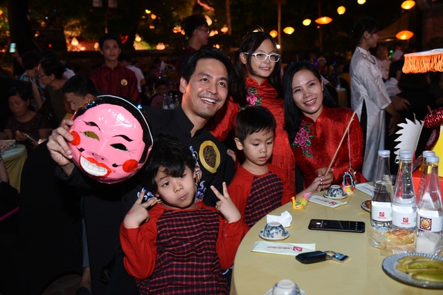 MC Phan Anh cũng đưa gia đình tới tham dự sự kiện Thu Vọng Nguyệt đặc biệt này để tìm lại hương vị trung thu tuổi thơ trong quá khứ.