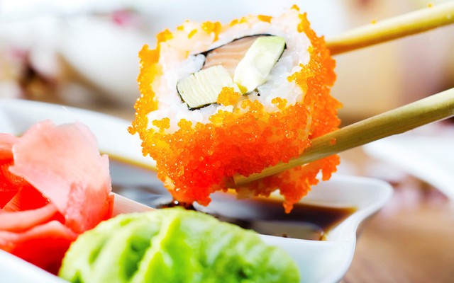 Ăn sushi lạnh: Andrew Kojima - đầu bếp người Nhật Bản - vốn là thí sinh chung kết Masterchef cho biết: Cơm sushi đúng nghĩa phải mềm, ấm và tươi chứ không phải đông lạnh và khô cứng”. Ảnh: Wikimedia Commons.