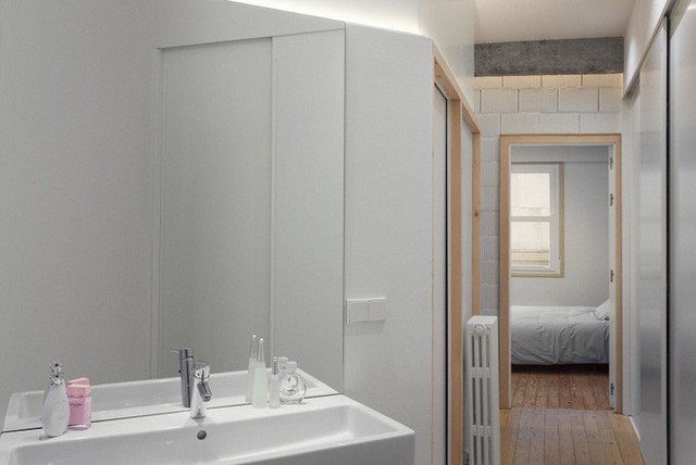 Phòng vệ sinh được phân tách riêng biệt với các khu vực còn lại. Không gian với màu trắng tinh khôi, tiết chế nội thất trong căn phòng nhỏ để mọi người tiện lợi hơn khi thiết kế và sử dụng.
