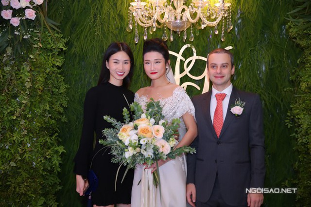 Người mẫu Trần Thanh Thủy có mặt rất sớm để chúc mừng Kha Mỹ Vân đi lấy chồng.