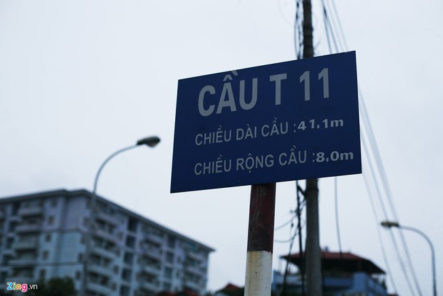 Cầu T11 d&agrave;i hơn 41 m, rộng 8 m, bắc qua s&ocirc;ng T&ocirc; Lịch. C&acirc;y cầu n&agrave;y nằm gi&aacute;p đường v&agrave;nh đai 2.