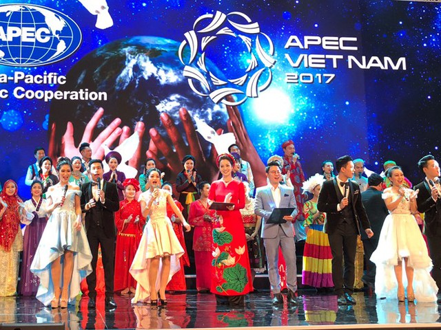 Rất nhiều nghệ sĩ khác đã biểu diễn văn nghệ trong đêm tiệc để giới thiệu nét văn hoá của Việt Nam đến bạn bè quốc tế.