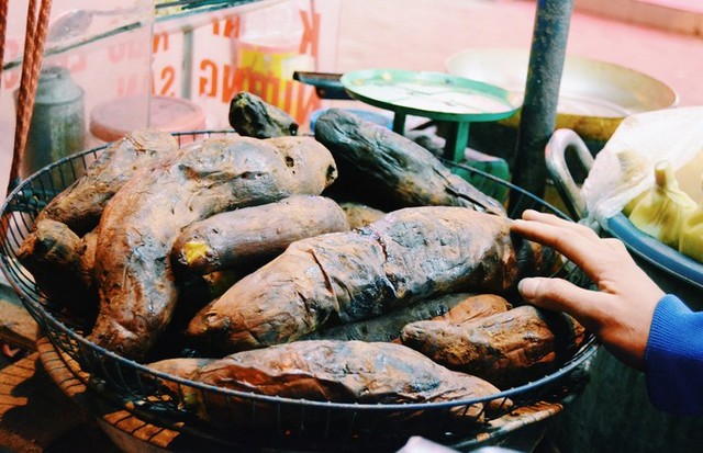 
Tiết tần khá kén người ăn bởi vẻ ngoài không thân thiện, thậm chí còn khiến người ta sờ sợ. Nhưng món ăn này lại là khoái khẩu của không ít người sống lâu ở Hà Nội. Quán nhỏ góc đường Chả Cá - Lãn Ông là nơi hiếm hoi bán món ăn này. Không có biển hiệu mời gọi, cũng không có chỗ để xe rộng rãi, khách cũng không quá tấp nập nhưng quán nhỏ chẳng ngày nào là ế hàng suốt bao năm nay. Những ngày mưa rét mùa đông là khi quán đông khách nhất. Từng khối tiết cắt vuông vức, mịn màng, nóng bỏng lưỡi quyện với mùi đăng đắng, thơm thơm của lá ngải cứu sẽ khiến bạn ấm sực người ngay lập tức.

 


Dù bán gần như quanh năm nhưng mùa đông mới là thời điểm các món dân dã như khoai nướng, ngô luộc, ngô nướng hay sắn luộc được lên ngôi. Hình như chẳng có quán hàng sang trọng nào có bán những món này. Nếu lên cơn thèm, bạn buộc phải xuống phố, tìm đến những xe ngô - khoai sáng đèn, khói nghi ngút dọc các con phố. Món ăn dân dã gợi lại trong ký ức mỗi người về tiếng rao đêm lanh lảnh, về một thời gian khó nhưng đầy xúc cảm.

 

 

Theo Ngôi sao

