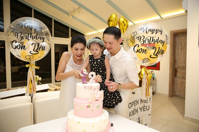 Vợ chồng Trang Trần quen nhau đã 6 năm. Cả hai đồng hành trong rất nhiều chuyến từ thiện, từ đó nảy sinh tình cảm. Cặp đôi còn nhận nuôi bé Bảo Bảo.