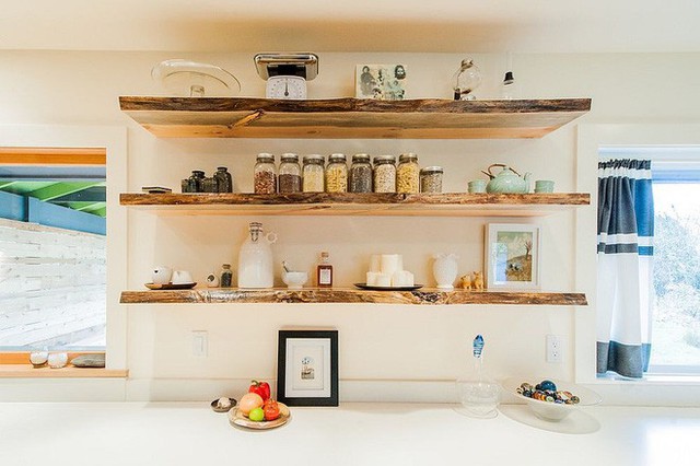 Giá bếp mở bằng gỗ đẹp mắt cũng giúp bạn lưu trữ và tìm kiến những đồ dùng gia dụng một cách dễ dàng hơn.