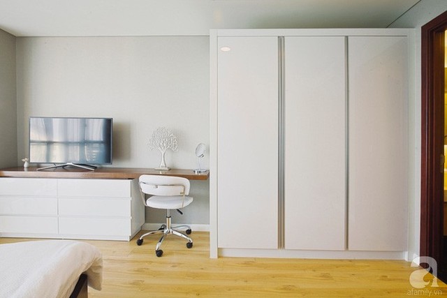 Tủ đựng đồ được thiết kế đơn giản cùng màu với màu nền giúp căn phòng thêm gọn gàng.