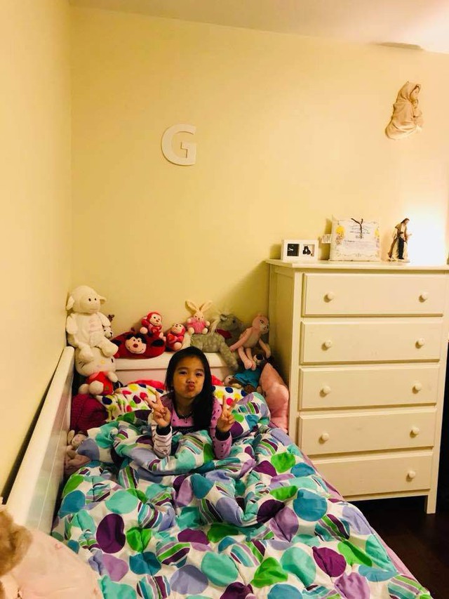 Căn phòng ngủ đáng yêu nhiều thú bông xinh xắn của cô con gái nhà Hồng Ngọc.