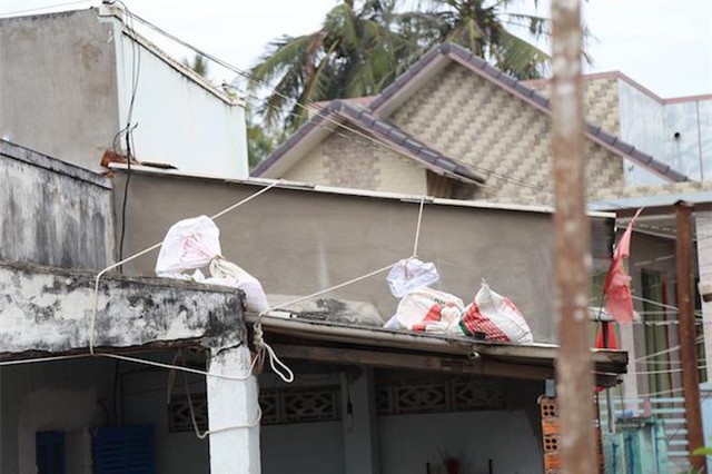 Một m&aacute;i nh&agrave; vừa được chằng bao c&aacute;t vừa n&iacute;u d&acirc;y tr&aacute;nh b&atilde;o.